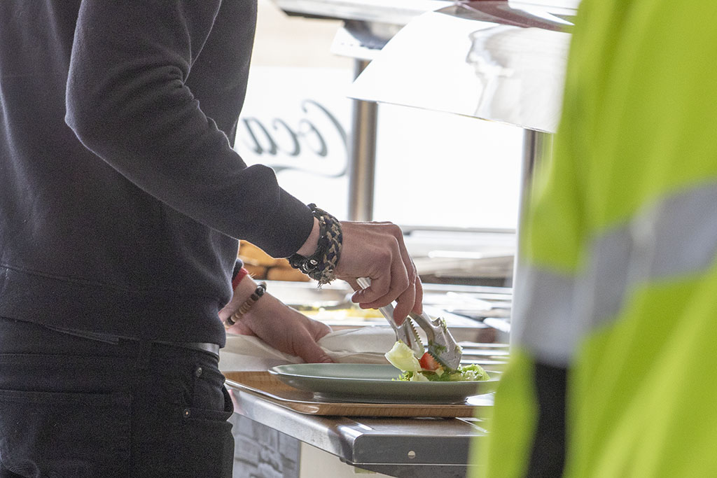 Lounasta annostellaan noutopöydästä