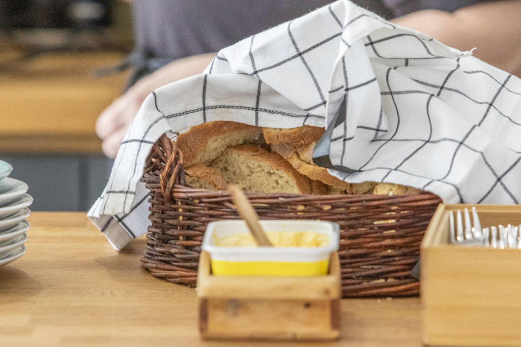 Itse leivottua leipää korissa