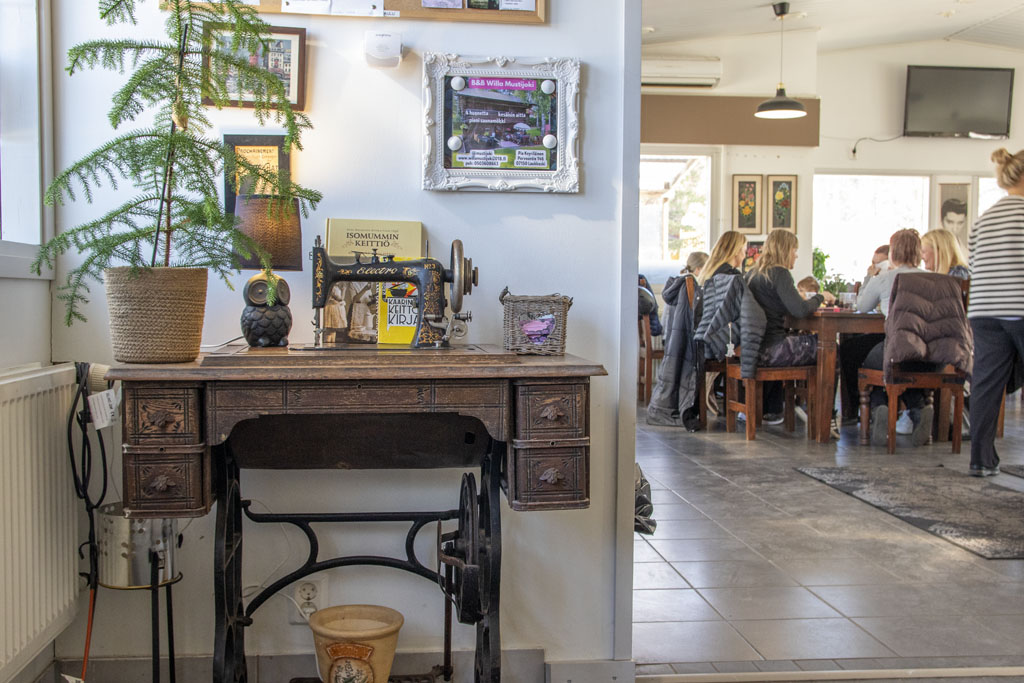 Cafe Mustijoen viihtyisä sisustus ja valoisa ruokailutila