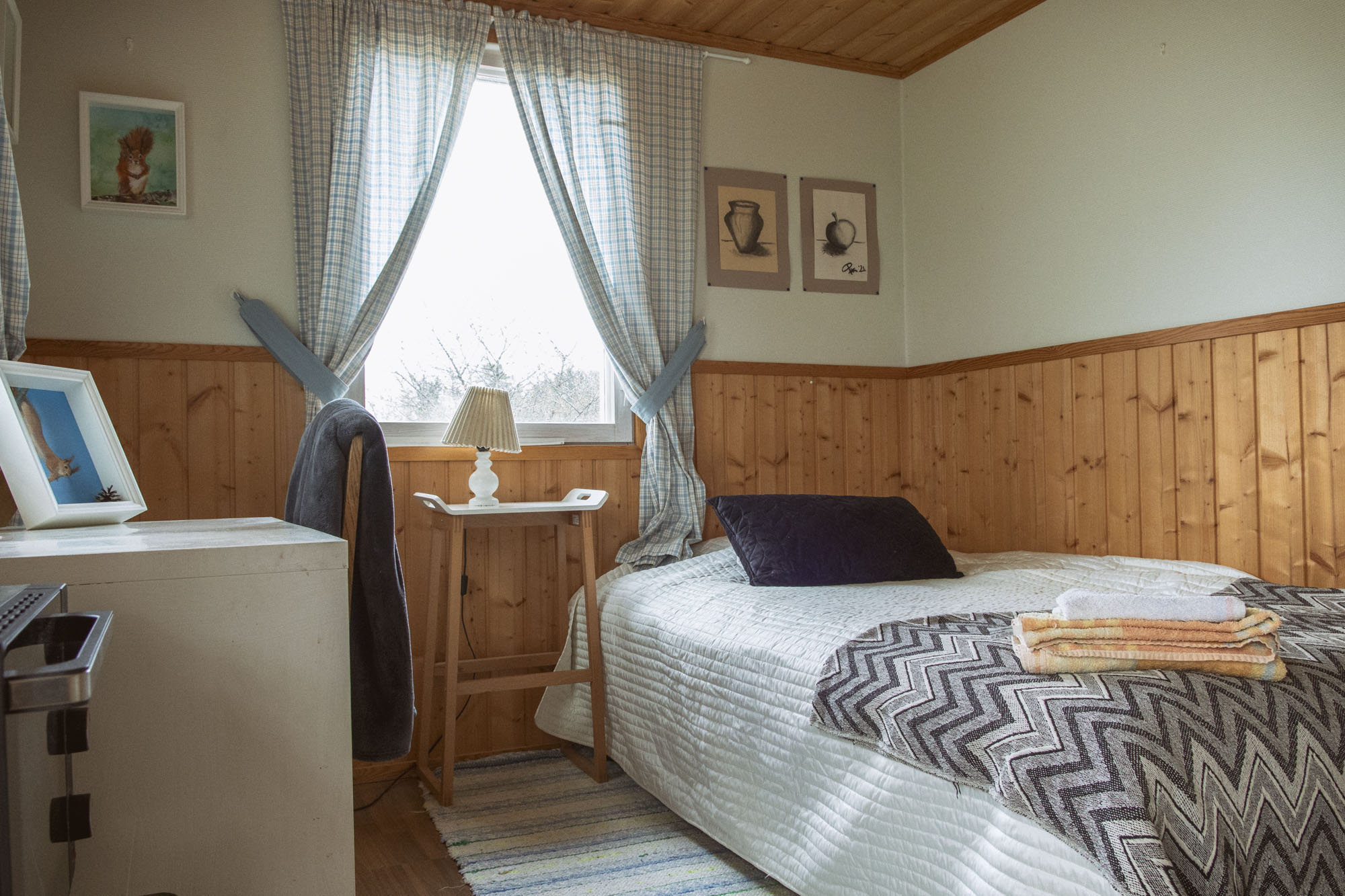 Saunamökin makuutila ja keittonurkkaus
