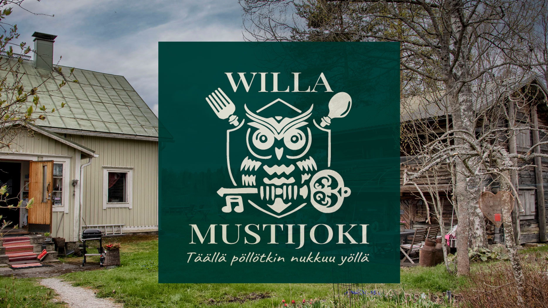 Willa Mustijoen vihreä pöllökyltti ja majatalon pihapiiri